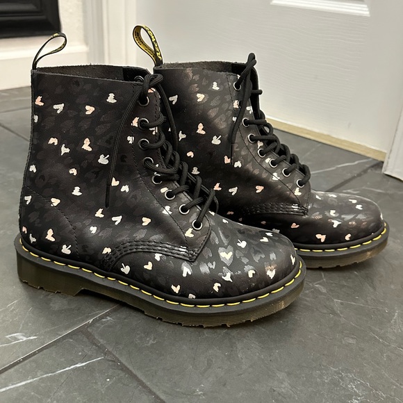 Dr.Marten’s 1460 Pascal Wild Hearts Combat boots size 7 like new - Picture 4 of 5